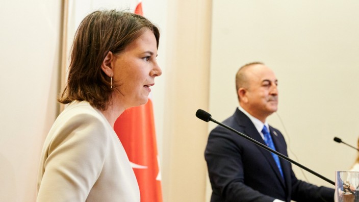 Besuch in der Türkei: Bundesaußenministerin Annalena Baerbock und Mevlüt Çavuşoğlu, Außenminister der Türkei, geben nach ihrem Gespräch ein Pressestatement ab.