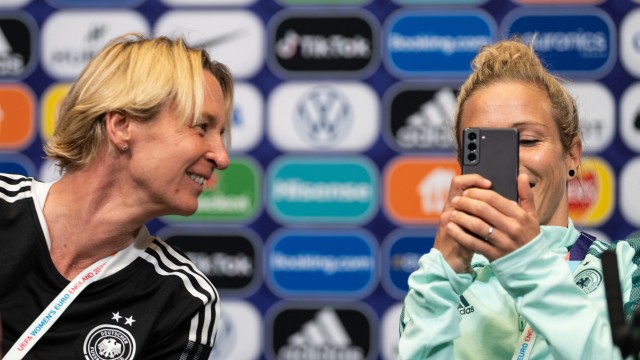 European Championship final in Wembley: Please be friendly: National player Svenja Huth (right) photographs the backdrop of the press conference.