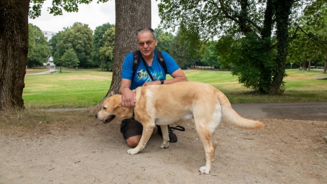 Serie: Grün im Grau: Erwin Grad (66) wohnt seit 48 Jahren am Weißenseepark. Nahezu täglich führt er dort Nachbarshund Leiko spazieren.