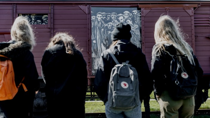 Schule: Schülerinnen einer 9. Klasse betrachten in Hamburg einen historischen Reichsbahn-Waggon, der symbolisch für den ehemaligen Lagerbahnhof des Konzentrationslagers Neuengamme steht.