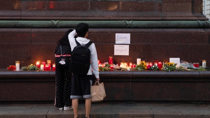 Hass im Netz: Blumen und Kerzen liegen zum Gedenken an Lisa-Maria Kellermayr vor dem Wiener Gesundheitsministerium.