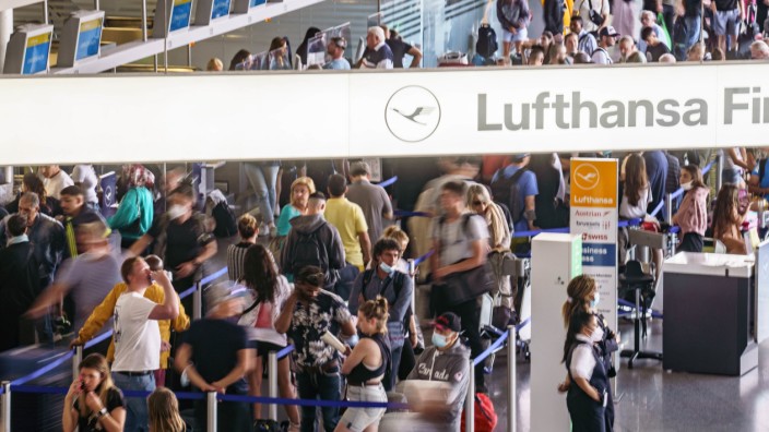 Urabstimmung: Mit einem Streik hatte zuletzt das Lufthansa-Bodenpersonal den Betrieb der Fluggesellschaft in großen Teil zum Erliegen gebracht. Nun rüsten sich die Piloten für einen Arbeitskampf.