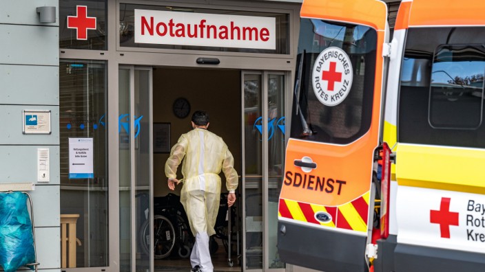 Corona-Pandemie: Bayerns Kliniken schlagen Alarm wegen überlasteter Notaufnahmen. Das "Sommerloch" der vergangenen zwei Corona-Jahre, heißt es, sei diesmal ausgeblieben.