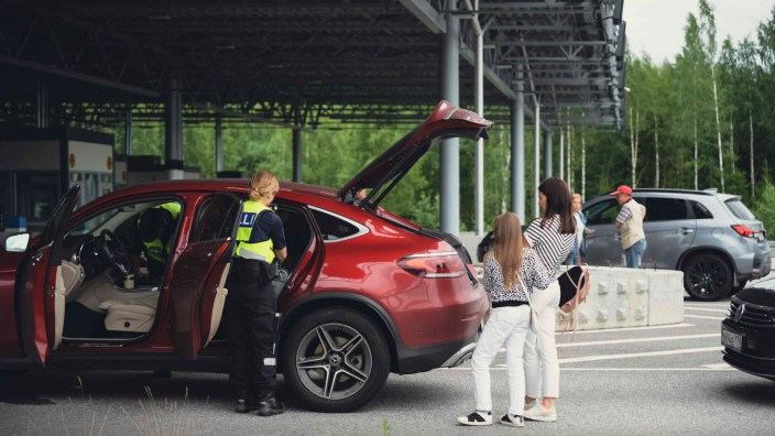 Finnland: Finnische Zollbeamte kontrollieren ein russisches Fahrzeug am Grenzübergang von Nuijamaa in Lappeenranta.