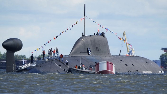 Nuklearwaffen: Anlässlich der Feier des russischen Marinetages steigen Besucher in Kronstadt vor Sankt Petersburg an Bord des nuklearbetriebenen Jagd-U-Bootes "Wepr".