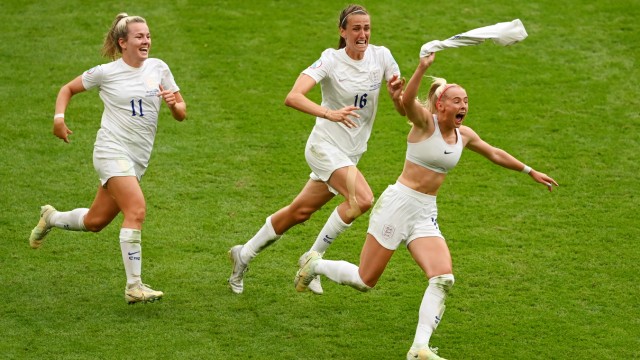 England besiegt Deutschland: Jubel mit Trikot: Chloe Kelly, Schützin des Siegtreffers.