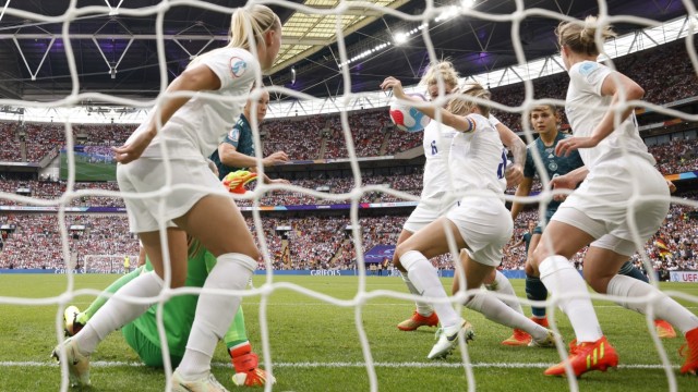 England besiegt Deutschland: Strittige Szene: Der Ball springt an den Arm von Englands Spielführerin Williamson.