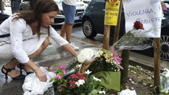 Getöteter Straßenhändler in Italien: Am Tatort in der italienischen Stadt Civitanova Marche haben zahlreiche Menschen Blumen niedergelegt.