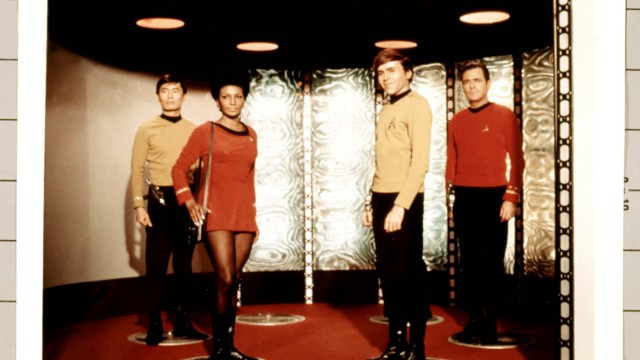Nachruf auf Nichelle Nichols: Auf der Enterprise war Uhura die Vierte in der Kommandohierarchie, hier zu sehen mit George Takei, Walter Koenig und James Doohan.