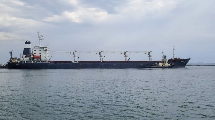 Krieg in der Ukraine: Unterwegs nach Istanbul: Am Dienstag wird das Frachtschiff "Razoni" mit 26 000 Tonnen ukrainischem Getreide an Bord in der Türkei erwartet. Von dort soll es den libanesischen Mittelmeerhafen Tripoli ansteuern.