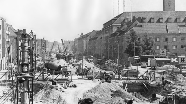 Olympische Spiele 1972: Die Tegernseer Landstraße während der Bauarbeiten zur Tieferlegung an der McGraw-Kaserne in Giesing...