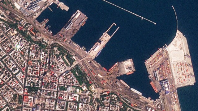 Krieg in der Ukraine: Dieses Satellitenbild zeigt die "Razoni" (Mitte, mit weißen Masten) am Sonntag im Hafen von Odessa. Am Montag fuhr das Schiff ab.