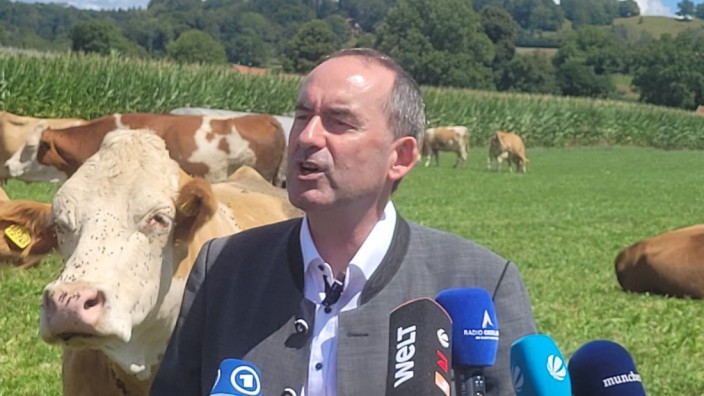 Hubert Aiwanger: Ortstermin mit Betroffenen: Wirtschaftsminister Hubert Aiwanger überzeugt sich in Pähl persönlich davon, dass die Kühe dort noch "scheißen dürfen".
