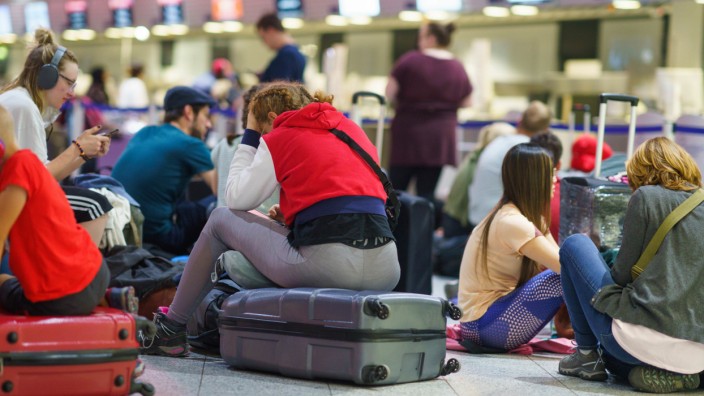 Streik bei der Lufthansa: Passagiere warten an einem Flughafen