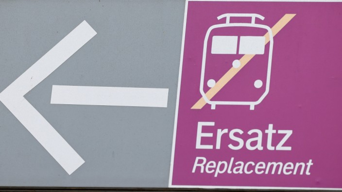 Eingeschneite S-Bahn: Ein Hinweisschild für Schienenersatzverkehr. Nutzer der S7 werden derzeit per Bus ans Ziel gebracht.