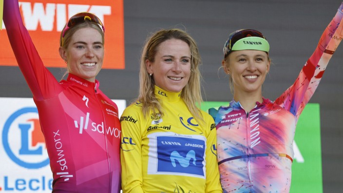 Tour de France der Frauen 2022: Annemiek van Vleuten im gelben Trikot