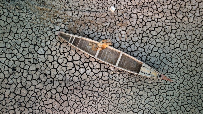 Klimakrise: Ausgetrocknetes Flussbett im Irak: Führen immer extremere Hitze und Dürren irgendwann in die Katastrophe?