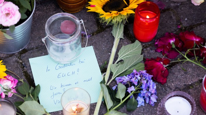 Vermisstenfall in Baden-Württemberg: Blumen und Kerzen vor dem Rathaus von Gottenheim drücken Anteilnahme für den Tod der 14-Jährigen aus.