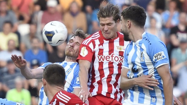 DFB-Pokal: The decisive moment: Kevin Behrens (middle, in red and white) scored the 2-1 for Union Berlin in extra time.