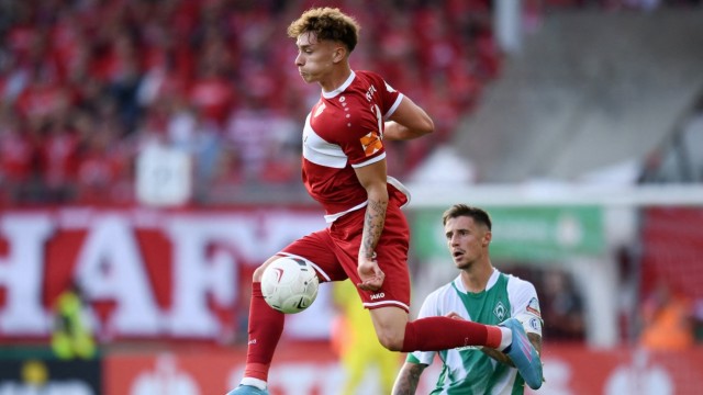 DFB Cup: Scored for Cottbus to connect: Tim Heike, here against Werder captain Marco Friedl (right).