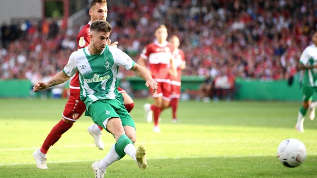 DFB-Pokal: Schoss hier das erste Tor der Partie: Romano Schmid mit dem 1:0 für Werder Bremen.