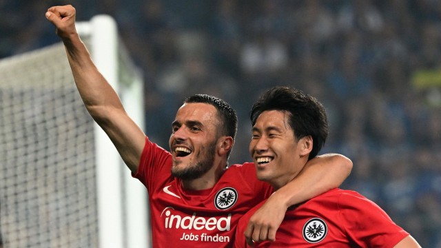 DFB Cup: Goal scorer and assist provider cheer together: Filip Kostić (left) put the Frankfurt 1-0 through Daichi Kamada.