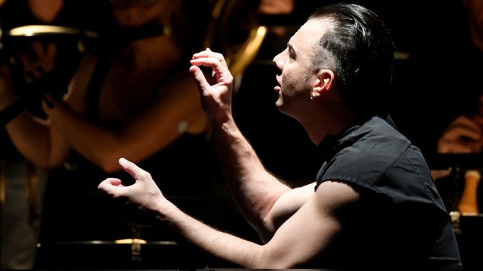 Neues Orchester: Dirigent Teodor Currentzis während der Fotoprobe von "Idomeneo" im Rahmen der Salzburger Festspiele - nun startet er ein neues Orchesterprojekt.