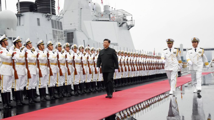 Chinas Präsident Xi Jinping auf einem chinesischen Zerstörer