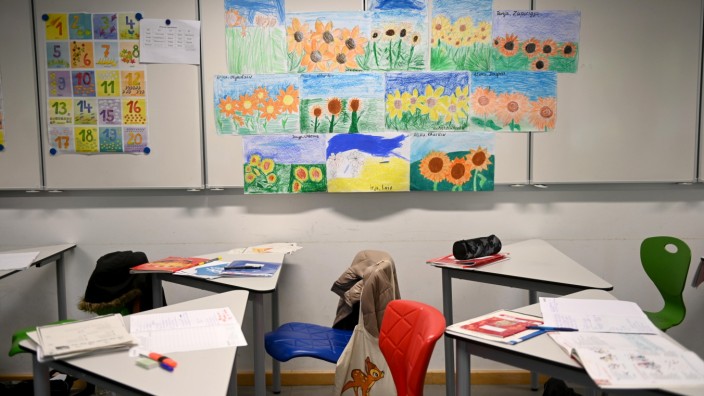 Geflüchtete aus der Ukraine: Eine Mammutaufgabe ist es für die Schulen im Landkreis München, die aus der Ukraine geflohenen Kinder und Jugendlichen zu integrieren und so gut wie möglich zu unterrichten. Nicht zuletzt deshalb, weil es an muttersprachlichem Lehrpersonal fehlt.