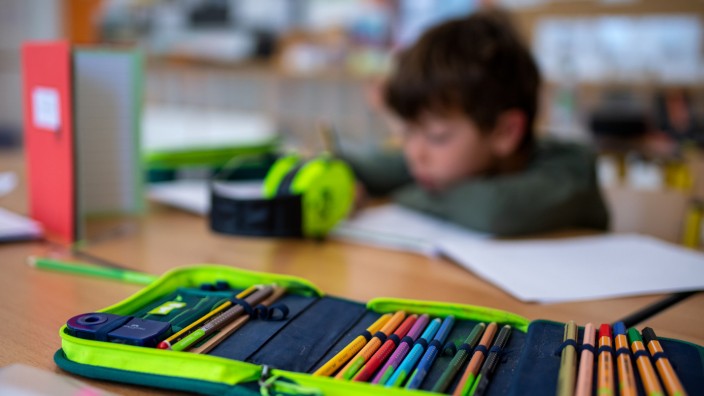 Jugendhilfeausschuss: Ein Junge einer 2. Klasse arbeitet in einer bayerischen Grundschule im Klassenzimmer an einem Arbeitsblatt. Die Stütz- und Förderklasse will Kindern eine Chance geben, die im regulären Unterricht Schwierigkeiten haben.