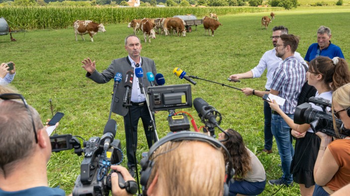 Politik in Bayern: Hubert Aiwanger (Freie Wähler) gibt sich gerne volksnah - dafür kümmert er sich auch schon mal medienwirksam um einen Kuhfladen-Streit im oberbayerischen Landkreis Weilheim-Schongau.