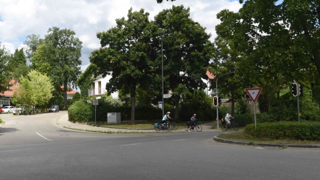 Neue Schule: Zu klären ist nun noch, ob an der Kreuzung Indersdorfer Straße/Flurstraße eine Überführung errichtet werden soll oder ob die vorhandene Ampelschaltung reicht.