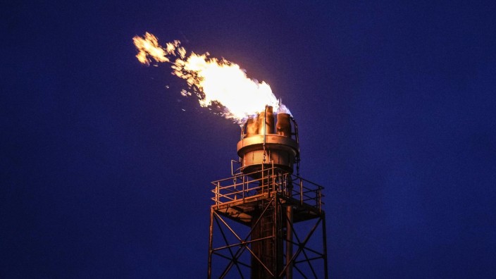 Börse: Eine BP-Raffinerie in Gelsenkirchen fackelt Gas ab. Die Gewinne des Ölmultis sind nach oben geschnellt.
