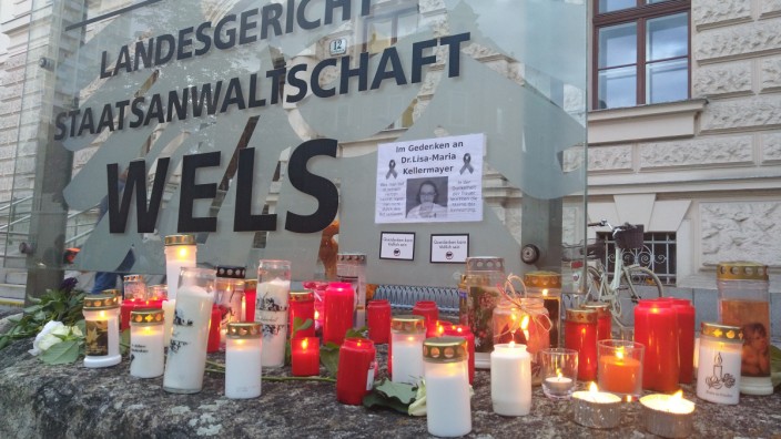 Während einer Trauerkundgebung für die Ärztin Lisa-Maria Kellermayr  am 1. August stehen Kerzen vor dem Landesgericht und der Staatsanwaltschaft Wels.