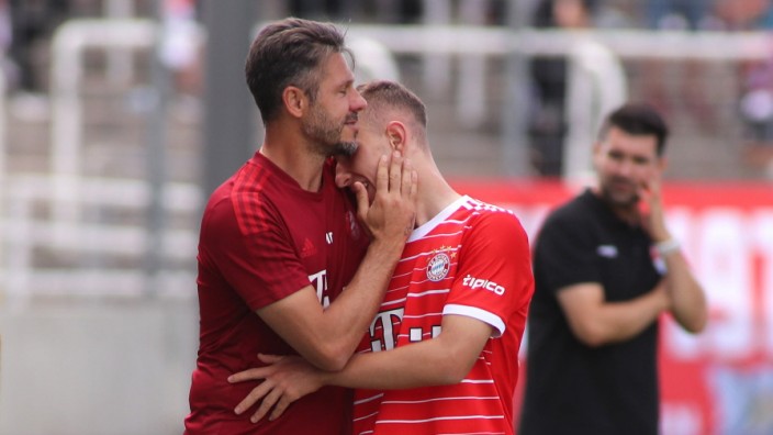 FC Bayern II: Ausbilder in Ausbildung: Trainer Martin Demichelis umarmt beim Münchner Derby gegen Türkgücü den 17-jährigen Lovro Zvonarek.