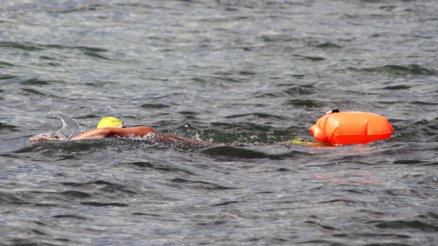 Bootsunglück bei Kempfenhausen: Zur besseren Sichtbarkeit sind manche Schwimmer im Starnberger See mit einer Markierungsboje unterwegs.
