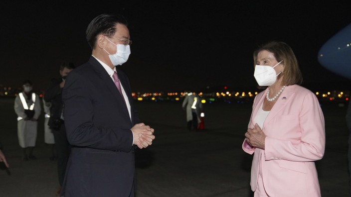 USA und China: Nancy Pelosi mit Taiwans Außenminister Joseph Wu nach ihrer Landung auf dem Flughafen Taipei.
