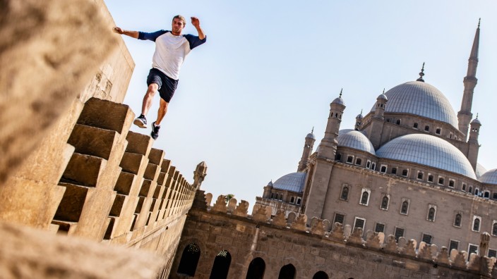 Reisebuch "Urban Sports": Dominic Di Tommaso läuft über die Dächer von Kairo.