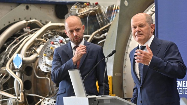 Bundeskanzler Scholz bei Siemens Energy Nord-Stream-Gasturbine