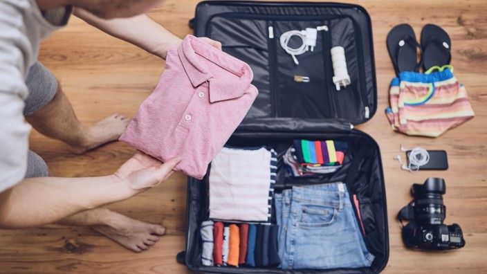 Reisetipps: Wer planvoll packt, die Kleidung faltet, statt knüllt, bringt mehr im Koffer unter.