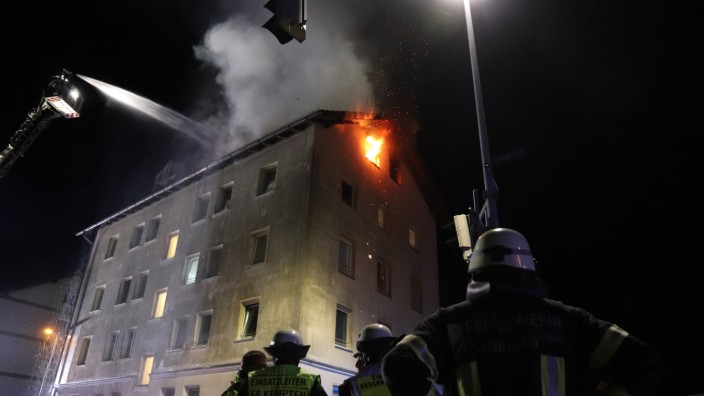 Allgäu: Feuerwehrleute löschen den Wohnungsbrand in einem Mehrfamilienhaus in Kempten.