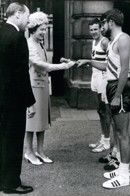 Commonwealth Games: 1966: Queen Elizabeth übergibt ihre Botschaft für die Commonwealth Games in Jamaika.