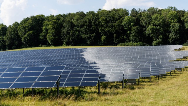 Erneuerbare Energien: Im Glanz der erneuerbaren Energien: Türkenfelds große PV-Anlage, eingebettet zwischen Wiese und Wald.