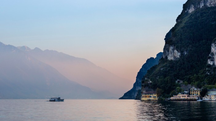 Urlaub in Italien: Das Linienboot bringt die Passagiere in zehn Stunden einmal rund um den See.