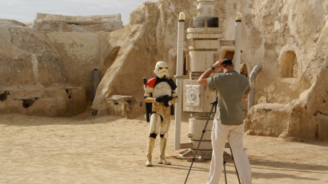 Star Wars: In passender Kulisse: Szene mit einem Stormtrooper, deren Anzüge unter anderem aus Farbeimern und Abflussrohren gebastelt sind.