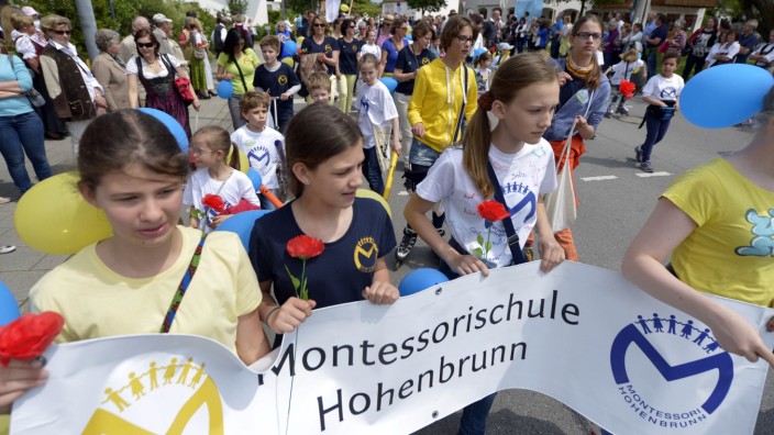Hohenbrunner Campus: Ein Teil Hohenbrunns: Beim Festzug zum 1200-jährigen Bestehen der Gemeinde im Jahr 2014 waren Montessori-Schüler aus Riemerling vorne dabei, doch aus dem Projekt mit der Gemeinde für einen Schulcampus zieht sich der Verein nun zurück.
