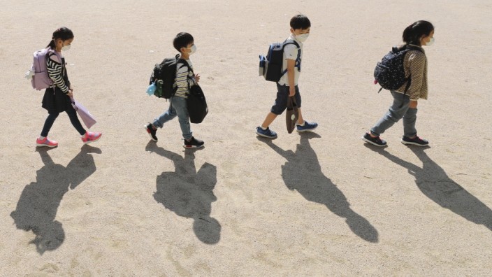 Südkorea: Die Schule in Südkorea ist leistungsbezogen und wettbewerbsorientiert. Eltern und Lehrer sind nicht begeistert von den Plänen, Kinder wie die der Chungwoon-Grundschule in Seoul früher einzuschulen.