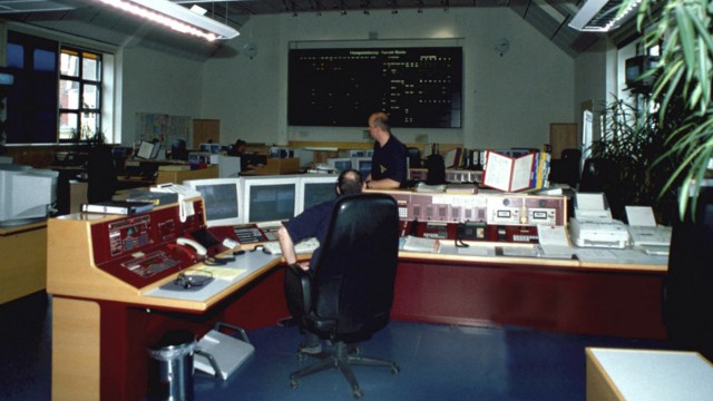 Feuerwehr und Rettungsdienst: Damals gab es nur drei Bildschirme: Die frühere Leitstelle auf der Schwanthalerhöhe im Jahr 2003.