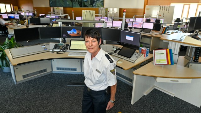 Feuerwehr und Rettungsdienst: Die erste Frau in der Leitstelle: Lioba Huber ist seit 25 Jahren dabei.