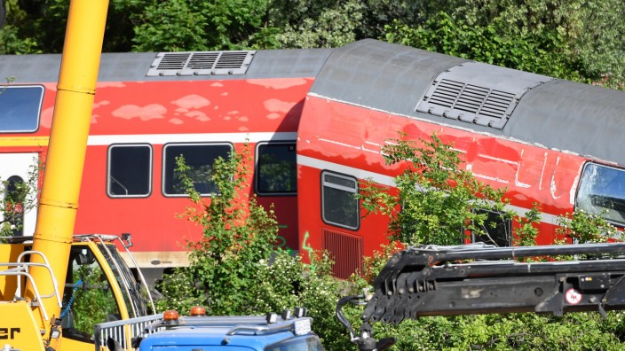 Garmisch-Partenkirchen: Aufräumarbeiten nach dem Zugunglück in Garmisch-Partenkirchen mit fünf Toten. Am 3. Juni war im Ortsteil Burgrain ein Regionalzug entgleist.